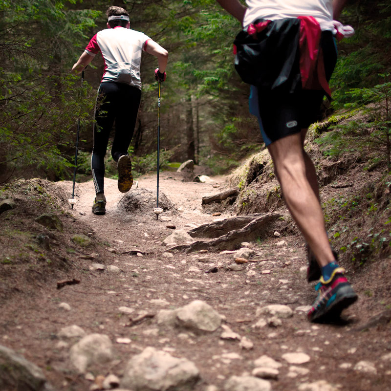 Señores corriendo por montaña