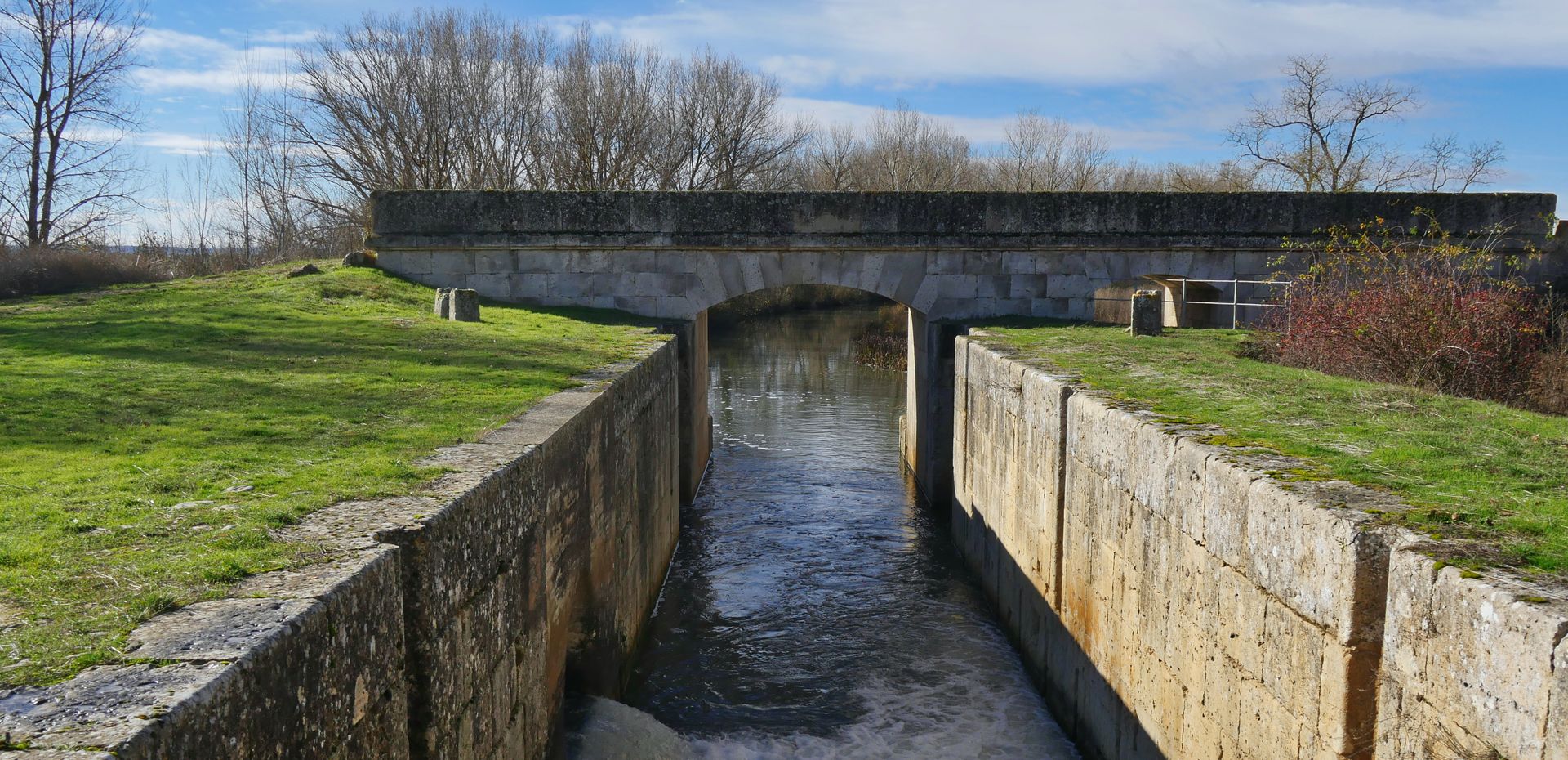 Esclusa del Canal de Castilla, Capillas