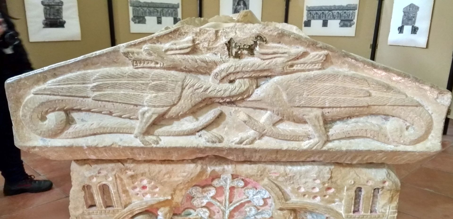 Detalle de dragones en un sarcófago