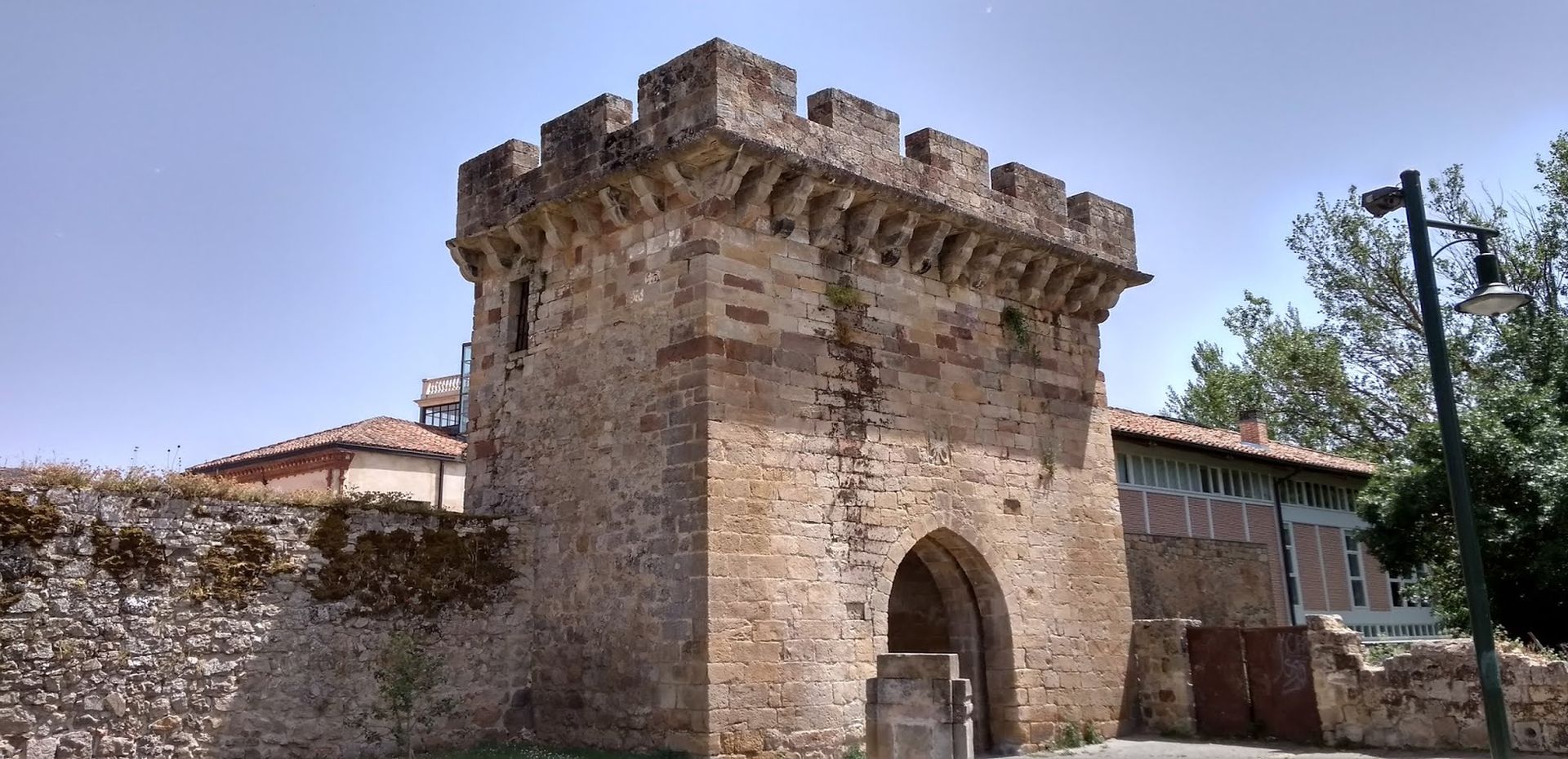 Puerta del Paseo Real y muralla