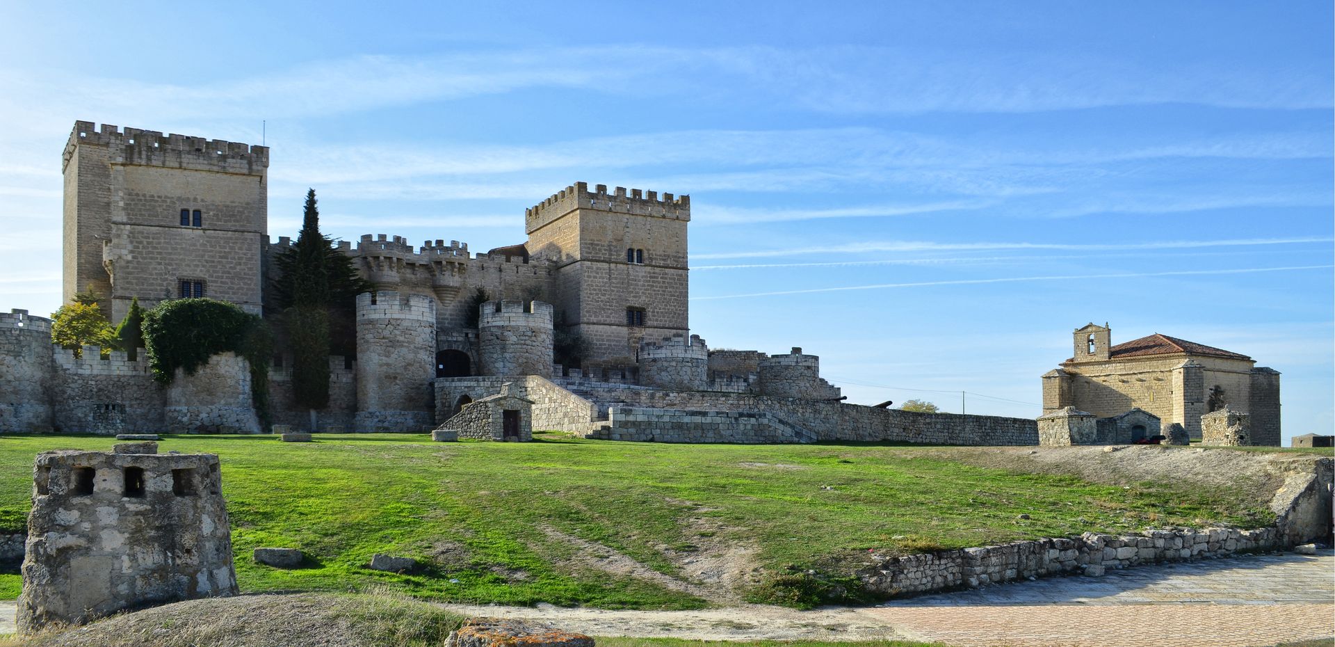 Castillo de Ampudia y la ermita