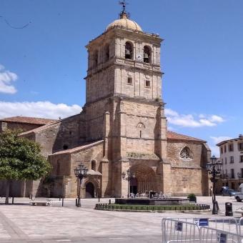 Fachada exterior de la colegiata de San Miguel