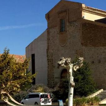 Centro de Interpretación de Tierra de Campos, Paredes de Nava Exterior iglesia de San Martín. Centro de Interpretación de Tierra de Campos en Paredes de Nava