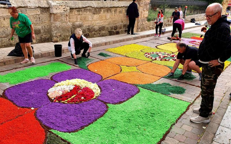 Elaboración alfombras Día del Corpus