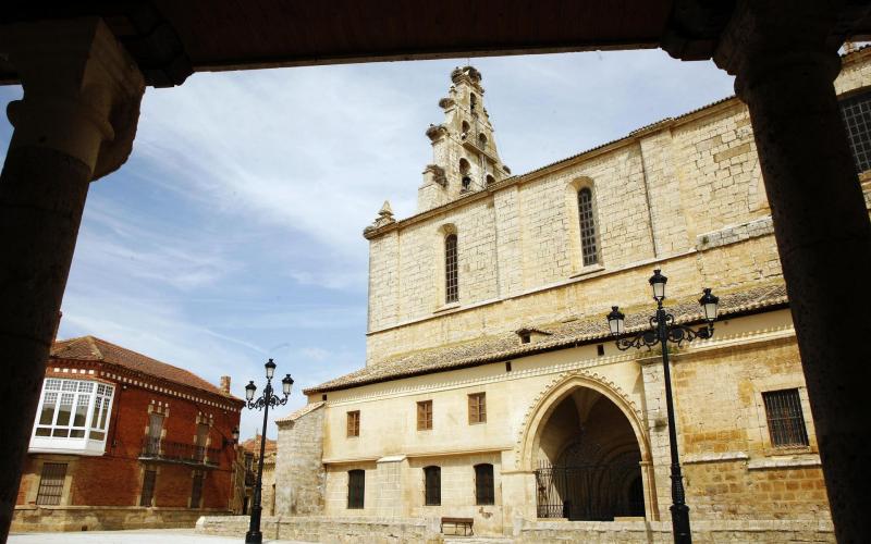 Vista de la Iglesia de San Pedro desde los soportales, Amusco