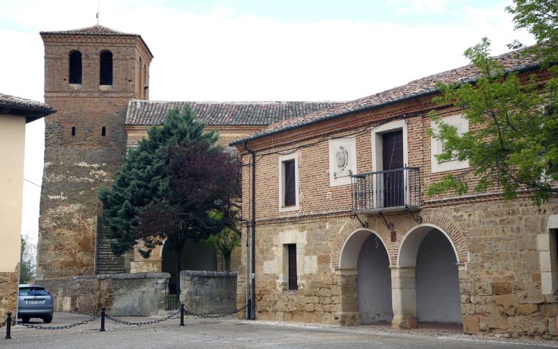 Vista de la Iglesia de Santiago Apóstol desde la Plaza Renacentista