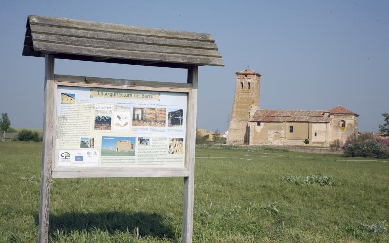 Arquitectura del barro y al fondo la Iglesia de San Pedro Apóstol