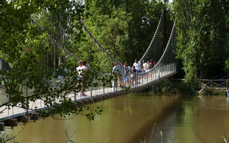 Puente colgante sobre el río Pisuerga en Herrera de Pisuerga