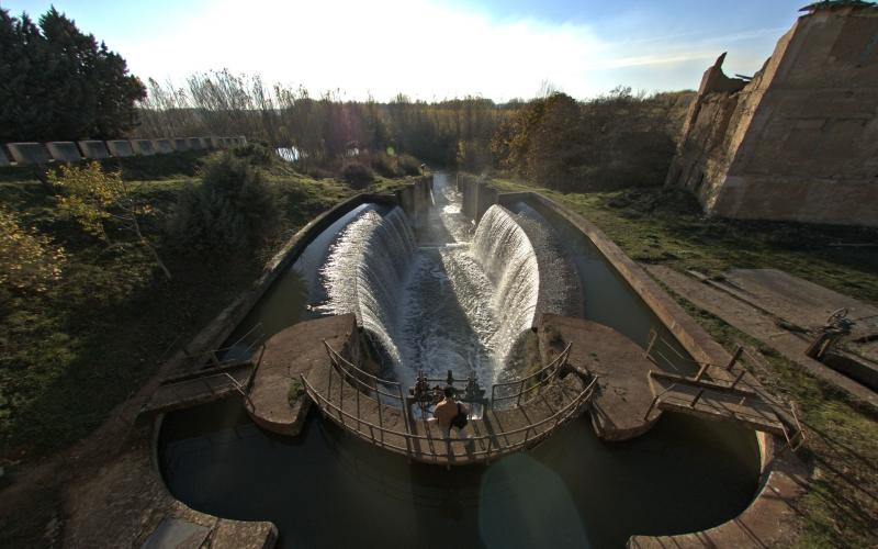 Caída de agua de las esclusas vistas desde el puente en Calahorra de Ribas