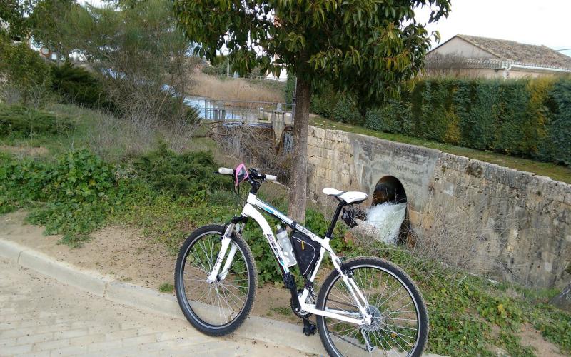 Canal de Castilla a su paso por el pueblo