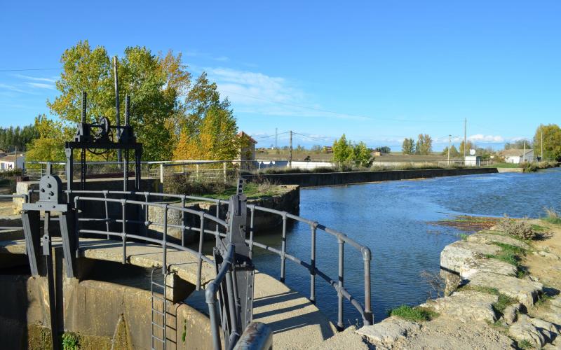 Puente de la esclusa del Canal de Castilla en Frómista