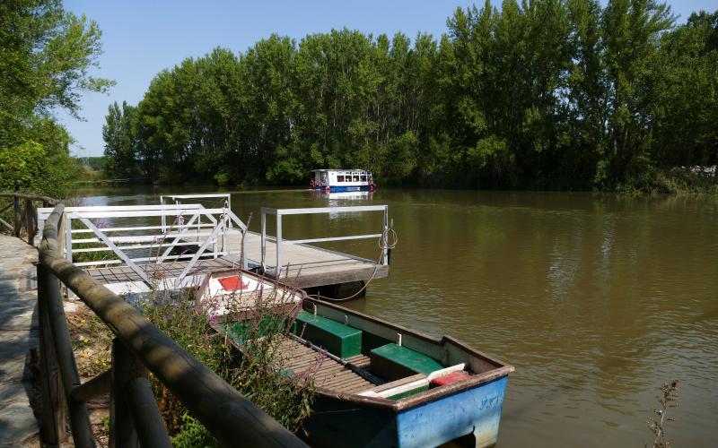 Embarcadero en el Canal de Castilla del Barco Marqués de la Ensenada