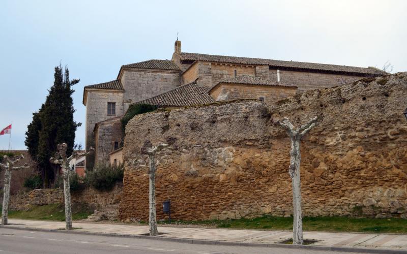 Iglesia de Santa María del Camino y muralla