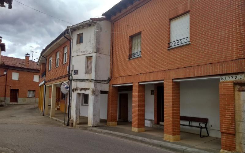 Casa estrecha en Castrillo de Villavega