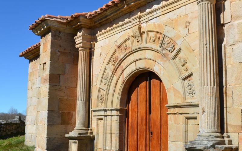 Portada de la Iglesia de Santiago Apóstol