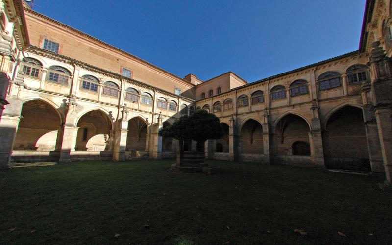 Patio visto desde el claustro