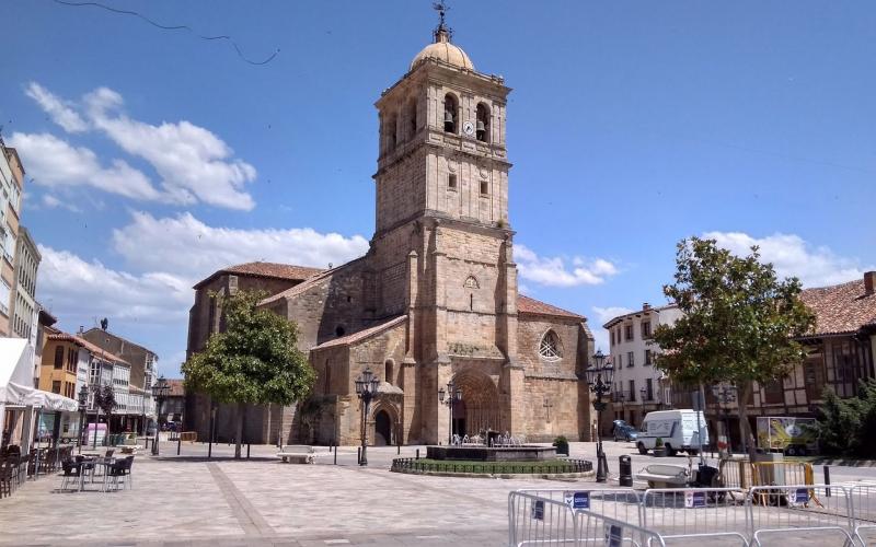 Colegiata de San Miguel en la Plaza España