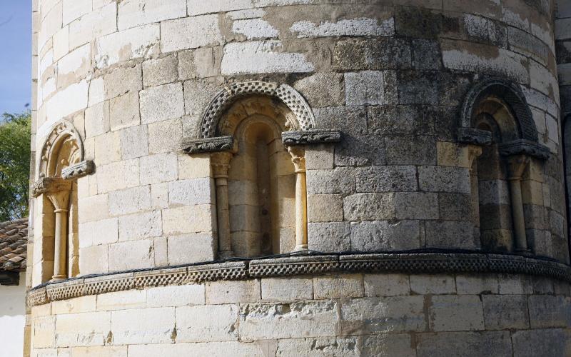 Ventanas del ábside románico de la Iglesia de Santa Lucía