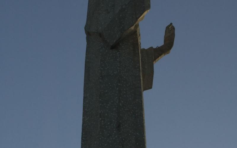 Cristo del Otero en la oscuridad de la noche