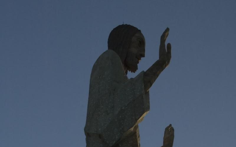 Figura del Cristo al anochecer