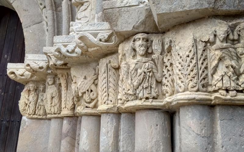 Capiteles figurados de la portada de la Ermita de Santa Cecilia