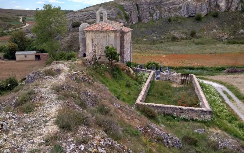 Detalle de la iglesia desde el ábside en la lejanía