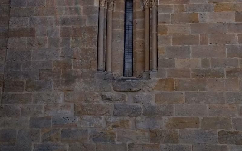 Ventana de estilo románico ermita Santa Cecilia