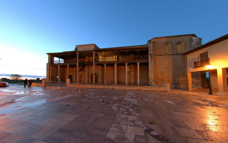 Exterior iglesia museo de Santa María al anochecer