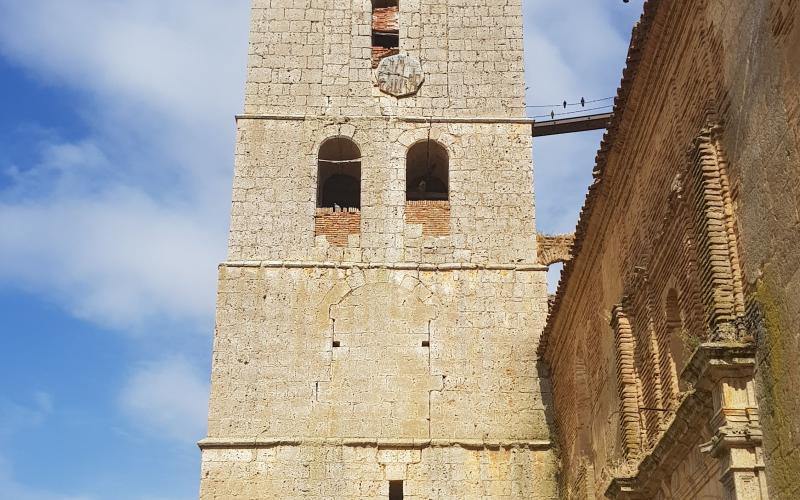 Torre campanario de la iglesia de Santa Maria en Frechilla