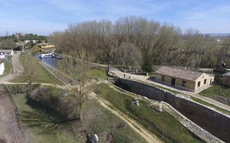 Panorámica aérea embarcadero y conjunto esclusas de Frómista