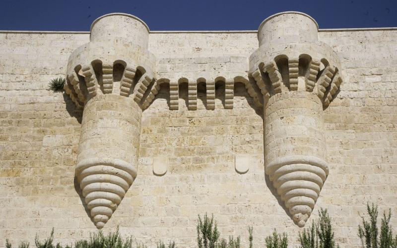 Escudos y garitones sobre la entrada al Archivo de la Diputación de Palencia en el Castillo de los Sarmiento