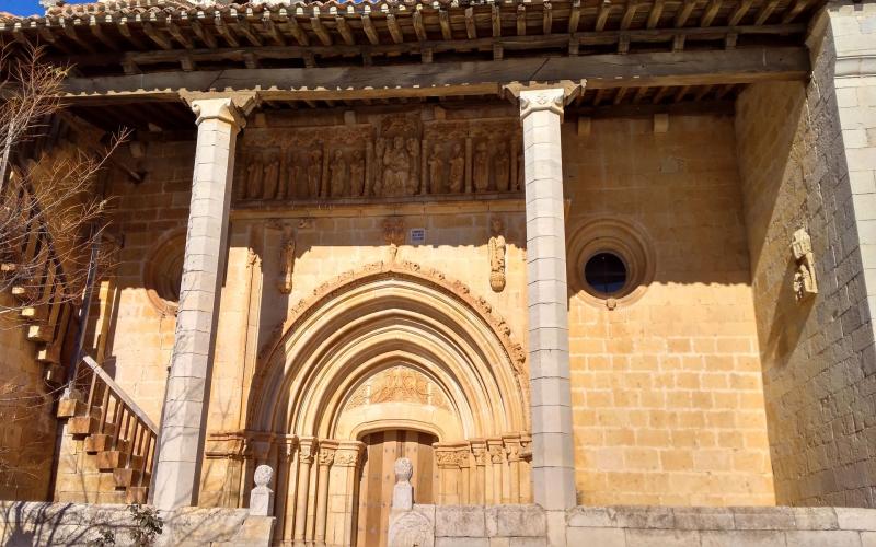 Portada porticada de la iglesia de la Transfiguración 