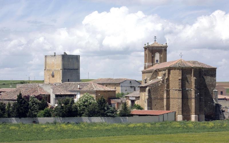 En primer plano Castilla e Iglesia de Las Cabañas de Castilla