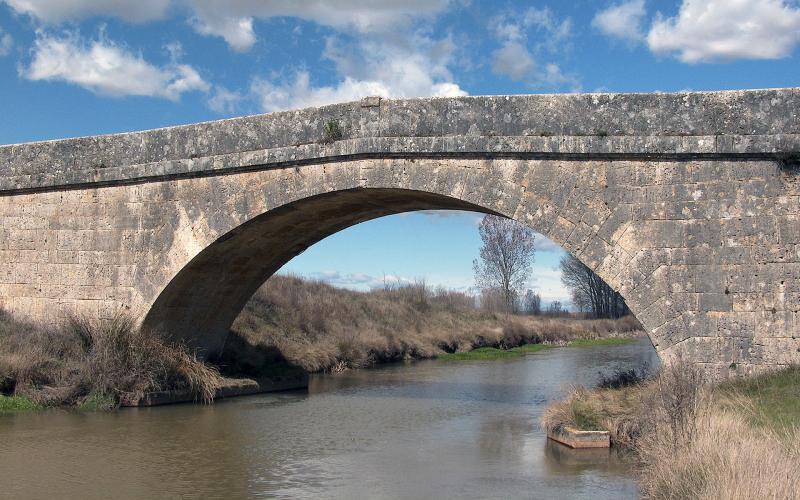 Puente sobre el Canal de Castilla