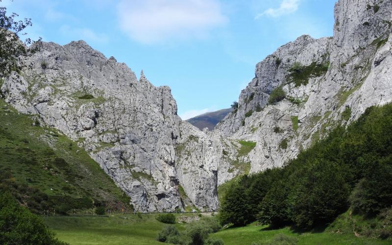 Garganta de Piedrasluengas, Lores