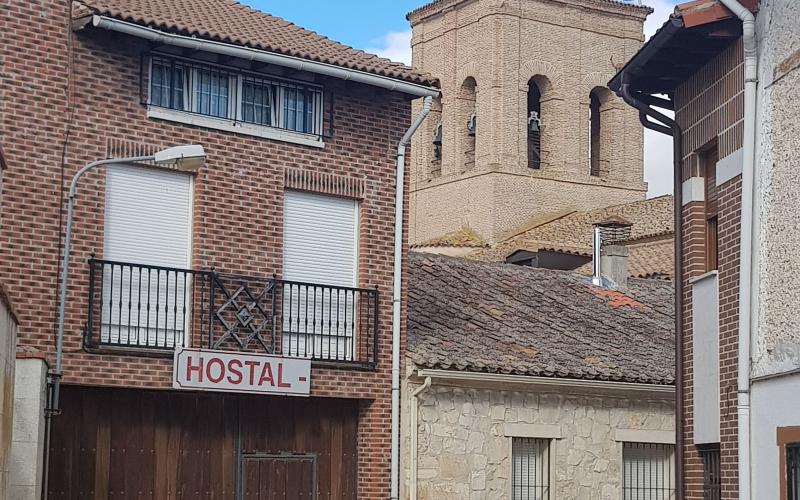 Al fondo torre campanario de la Iglesia de San Mamés, Magaz de Pisuerga