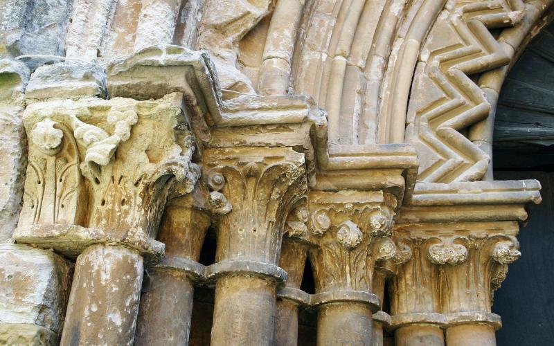 Capiteles de la Portada del Monasterio de San María de Mave