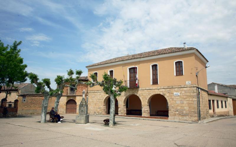 Plaza de Calvo Sotelo, Ayuntamiento de Meneses de Campos