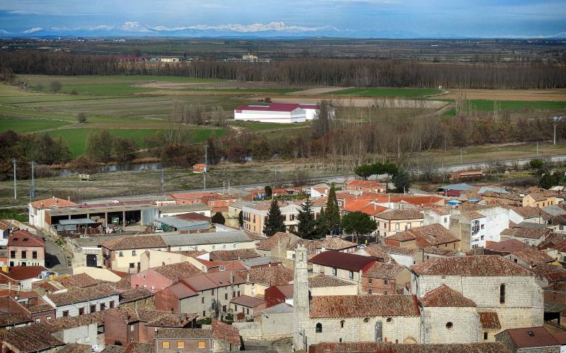 Panorámica de Monzón de Campos montaña al fondo