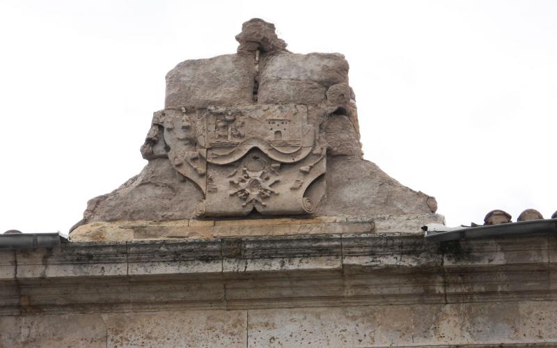 Escudo del exterior del Palacio Episcopal de Palencia
