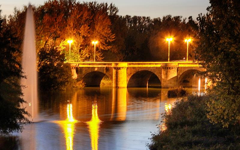 Vista nocturna del Puente Mayor