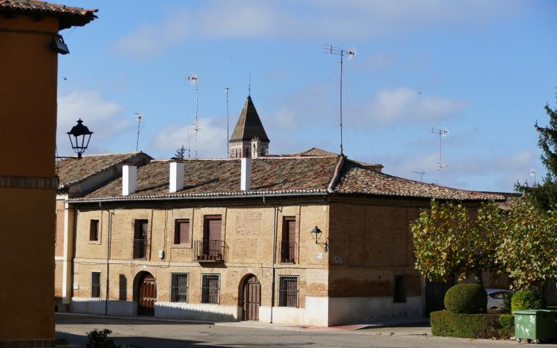 Calles paredeñas, al fondo la torre de Santa Eulalia