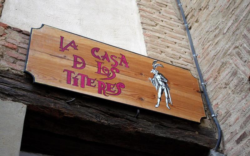 La Casa de los Titeres en Paredes de Nava detalle cartel entrada