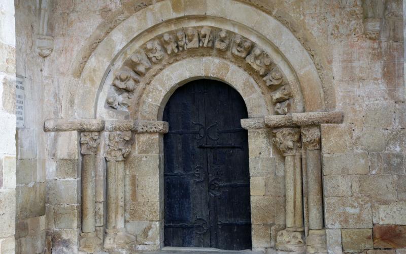 Portada de la Iglesia de la Asunción, Perazancas de Ojeda