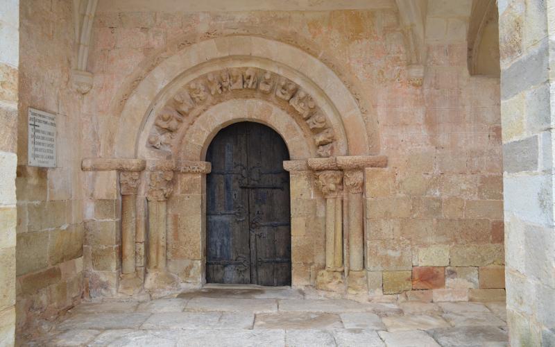 Portada de la Iglesia de la Asunción, Perazancas de Ojeda