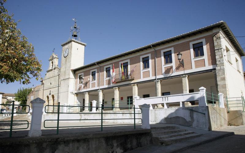 Ermita de San Pedro y Ayuntamiento de Prádanos de Ojeda