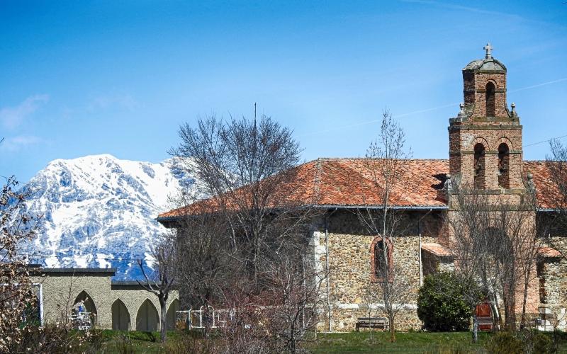 Ermita del Cristo, Guardo. Al fondo el Espigüete