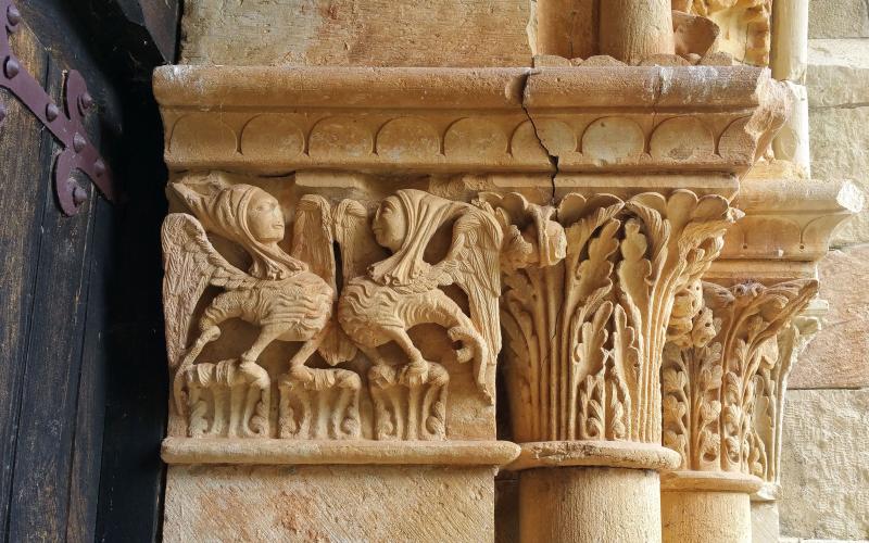 Capiteles vegetales y arpías enfrentadas de la Iglesia de Santa Eufemia de Cozuelos