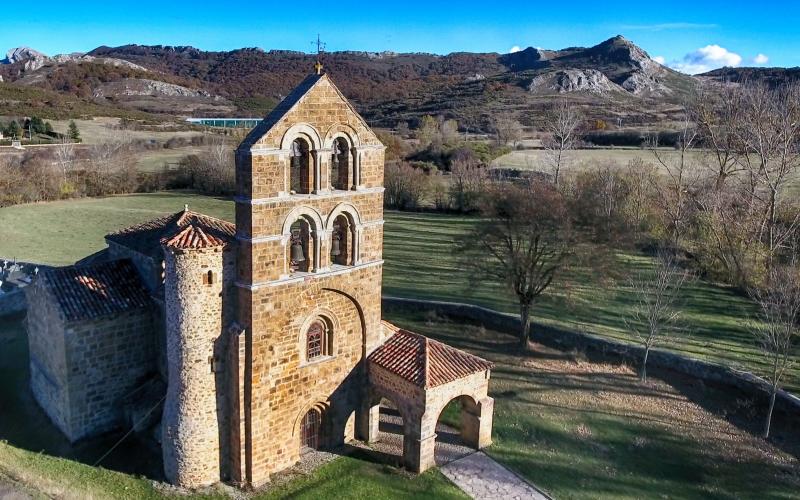 Panorámica iglesia de San Salvador de Cantamuda