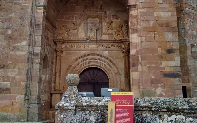 Pórtico de entrada de la Iglesia de San Pelayo